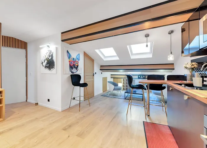 Le Napoleon Chic Et Moderne, L'endroit Parfait Au Coeur De La Banane